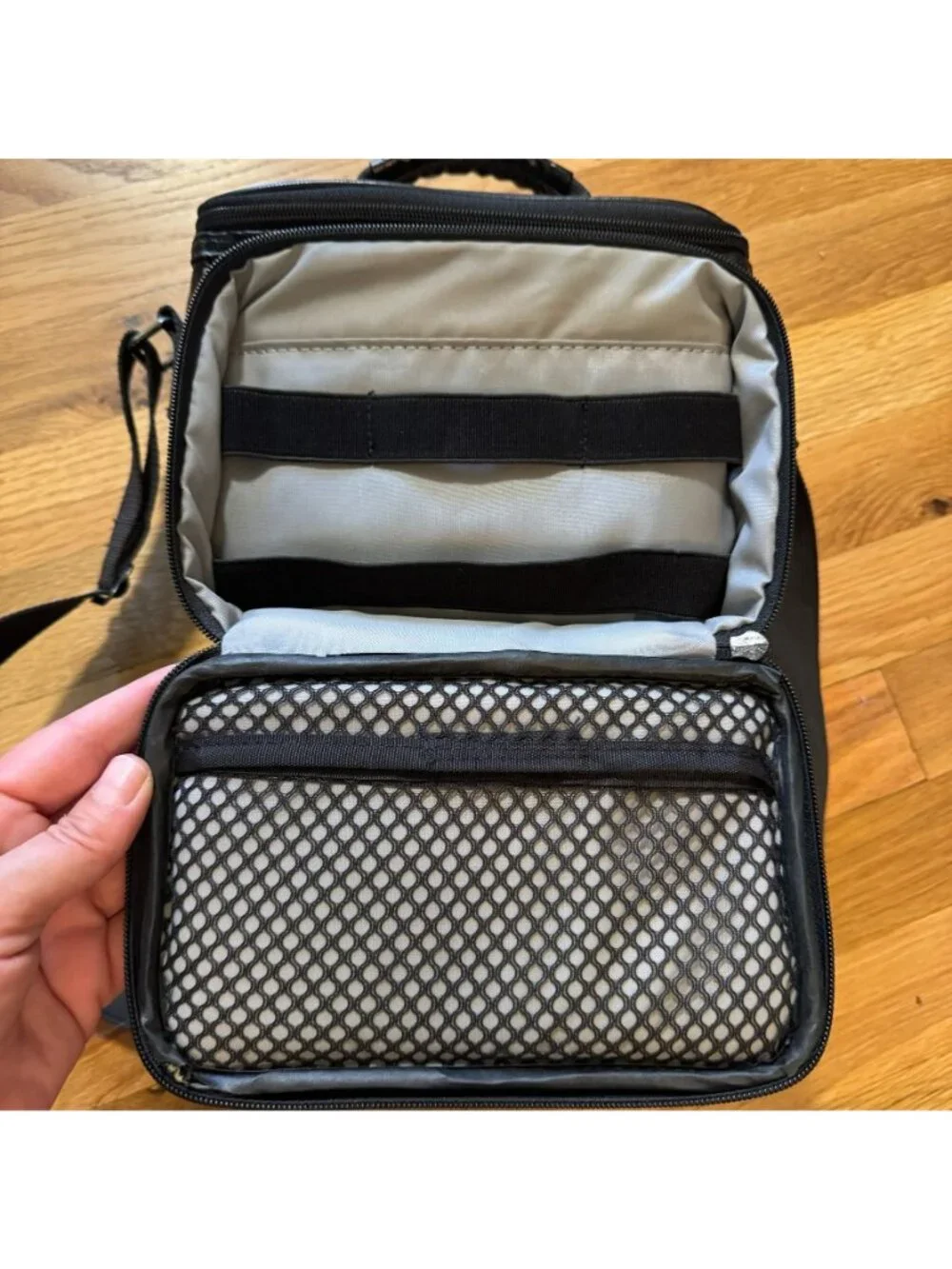 Vintage 80s Albinar Black Vinyl Camera Bag, Adjustable Strap, Zip Pockets AB-400